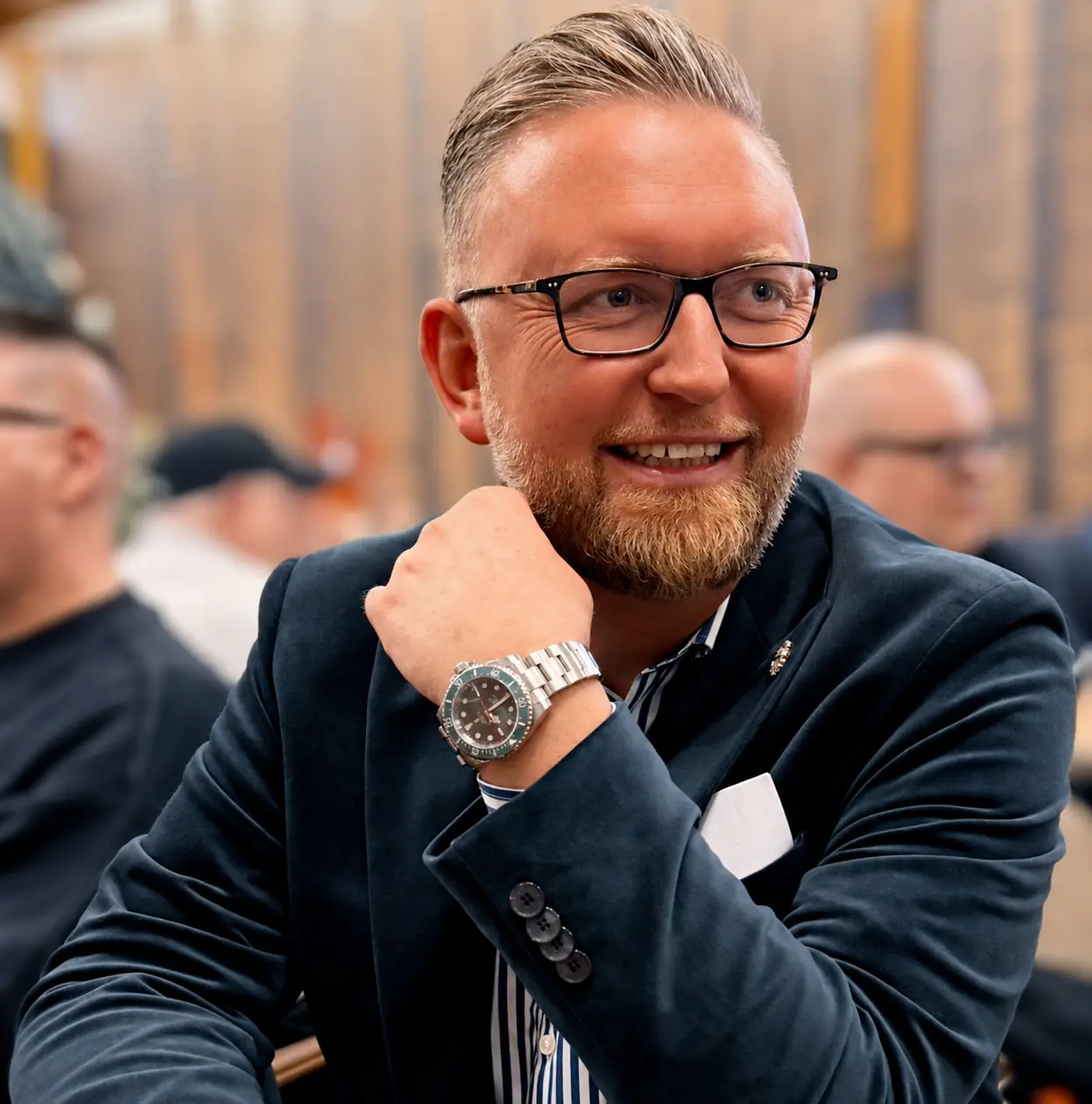 Sascha Frenz in einem dunkelgrünen Anzug bei einer Veranstaltung